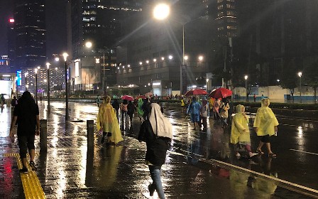 Diguyur Hujan, Masyarakat Tetap Padati Bundaran HI