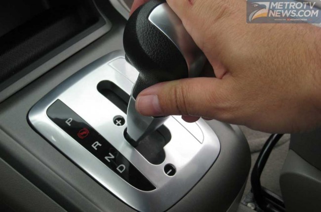 Trik Mengemudikan Mobil Matic di Jalan Menurun yang Aman