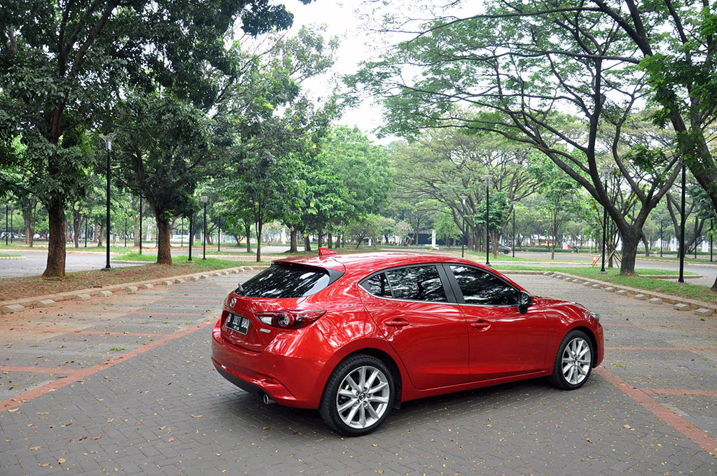 Lenggak-lenggok Mazda 3 di Lengangnya Jakarta