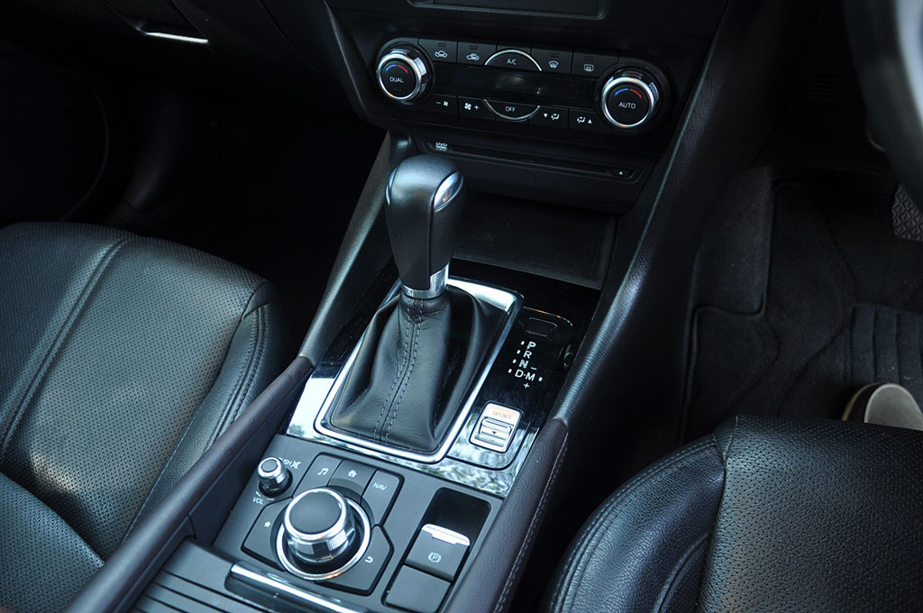 Lenggak-lenggok Mazda 3 di Lengangnya Jakarta