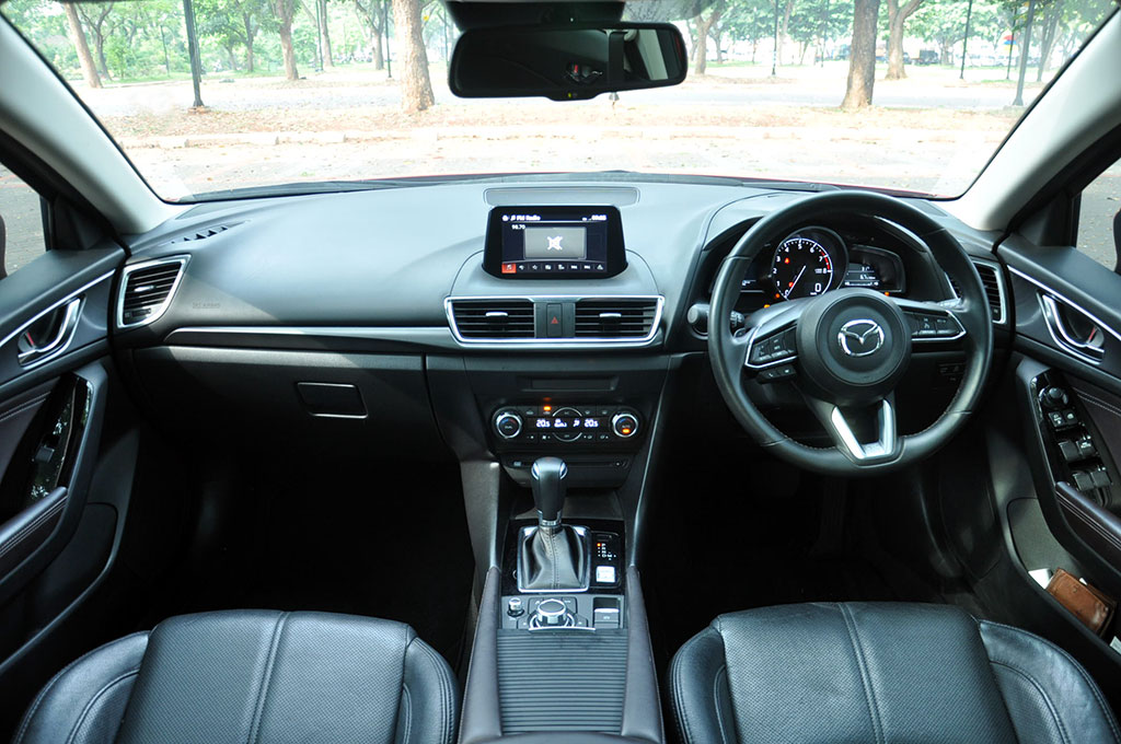 Lenggak-lenggok Mazda 3 di Lengangnya Jakarta
