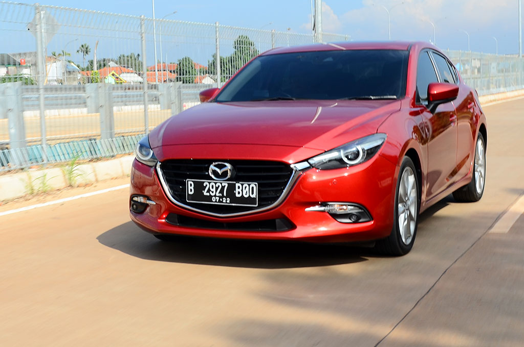 Lenggak-lenggok Mazda 3 di Lengangnya Jakarta