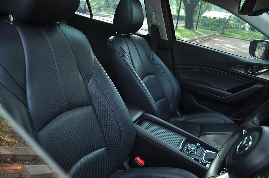 Lenggak-lenggok Mazda 3 di Lengangnya Jakarta