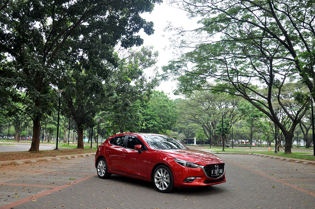 Lenggak-lenggok Mazda 3 di Lengangnya Jakarta