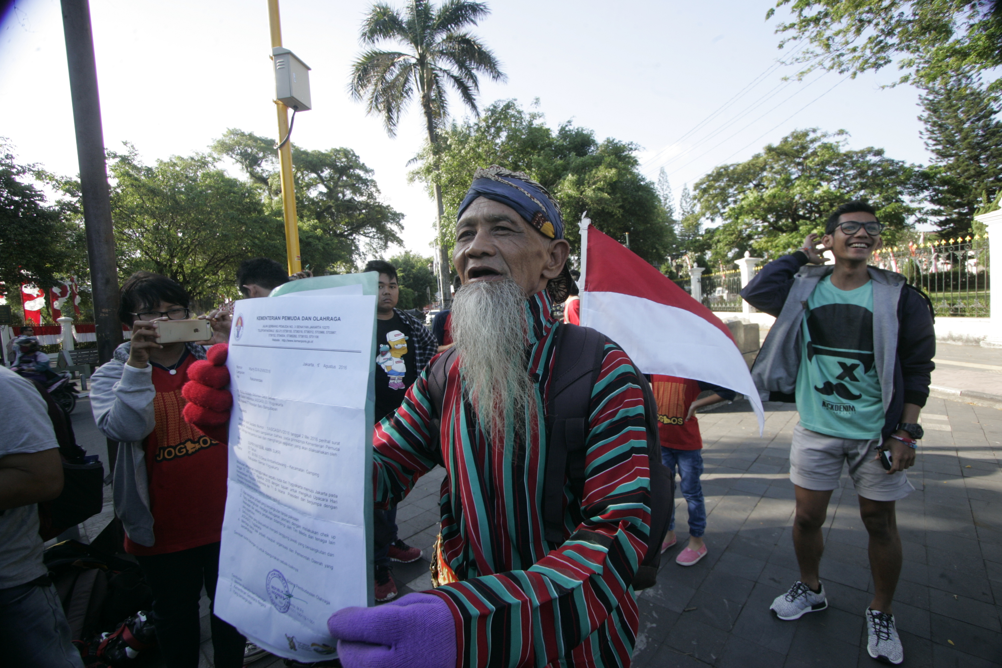 Kakek Belia Bersepatu Roda Yogya-Jakarta