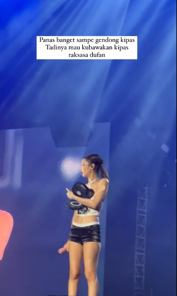 Rose BLACKPINK Kepanasan saat Konser di GBK, Jennie Ikutan Bawa Kipas Naik Panggung