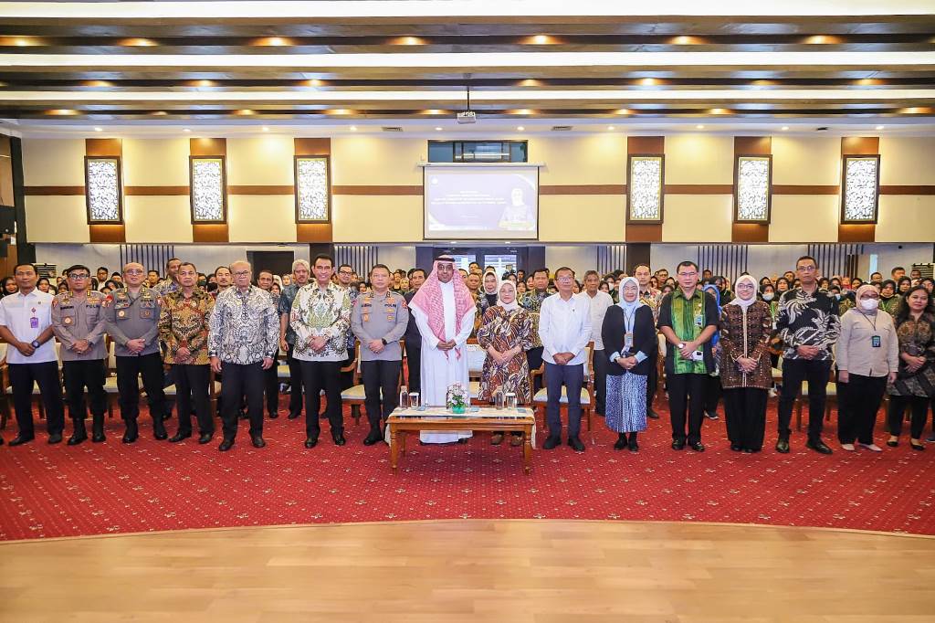 Menaker Lepas 100 Pekerja Migran Program SPSK ke Arab Saudi