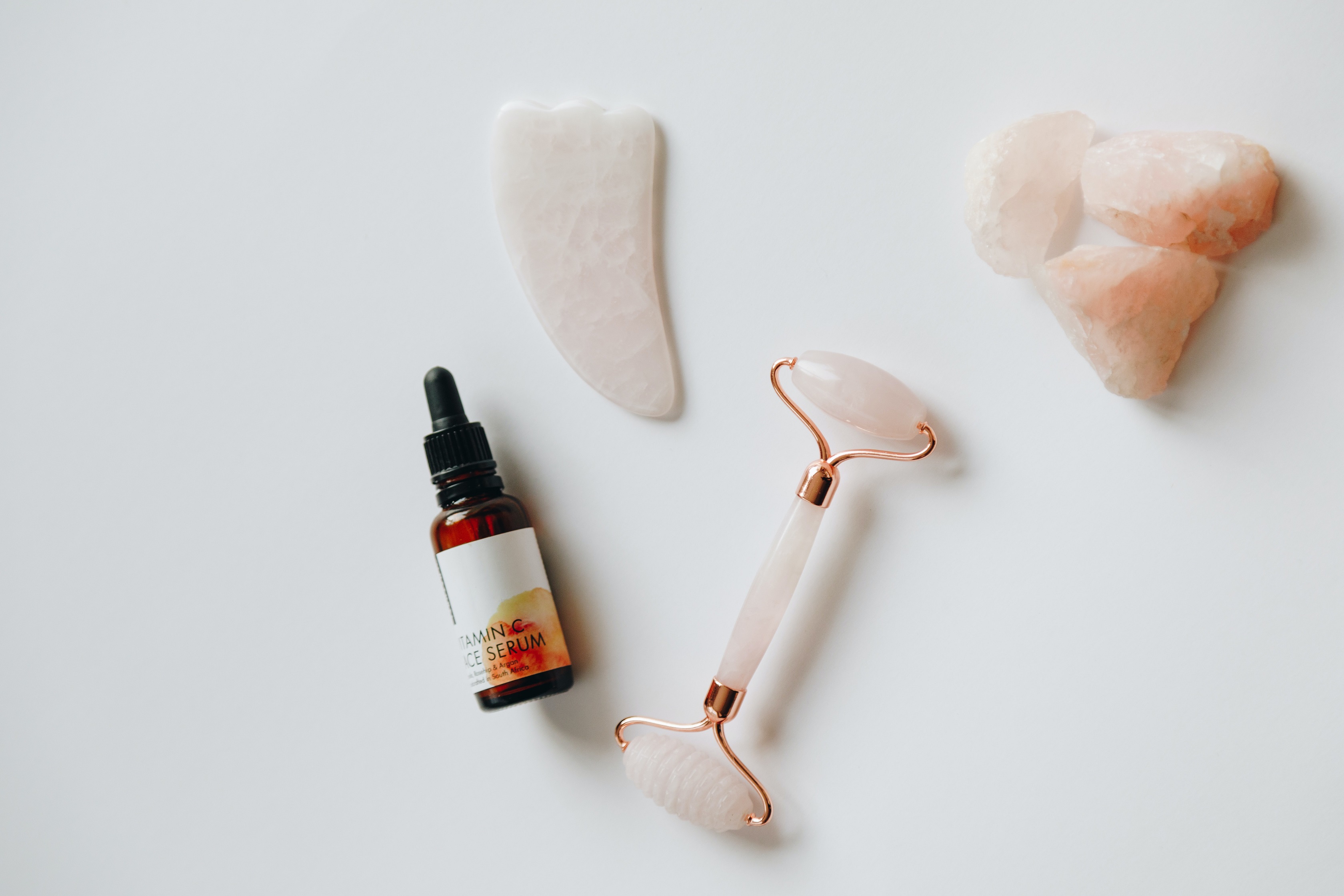 Mengaplikasikan krim pelembab dapat menutrisi kulit wajah. unsplash.jpg