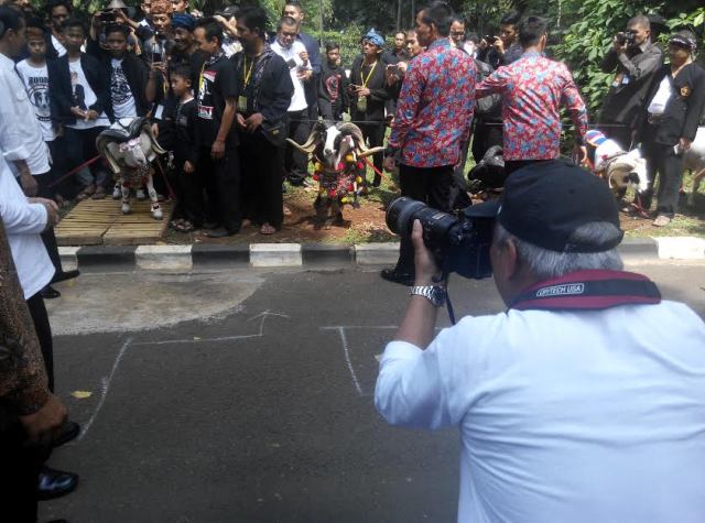 Sibuk Memotret, Menteri Basuki Ditegur Paspampres