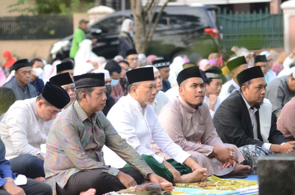 Mendag Laksanakan Salat Iduladha di Masjid Al Husna Cipinang