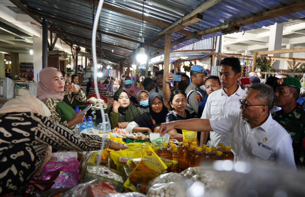 Mendag Cek Harga Bahan Pokok di Pasar Seketeng Sumbawa