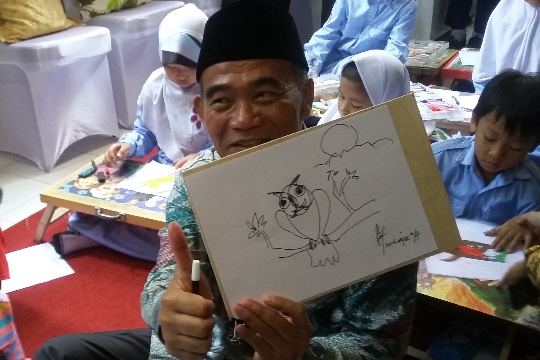 Mendikbud Menggambar Bareng Anak SD di Museum Tino Sidin