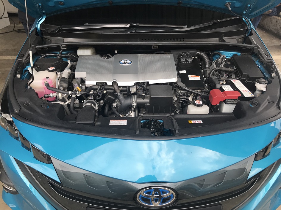 Merasakan Jambakan Performa Toyota Prius PHEV