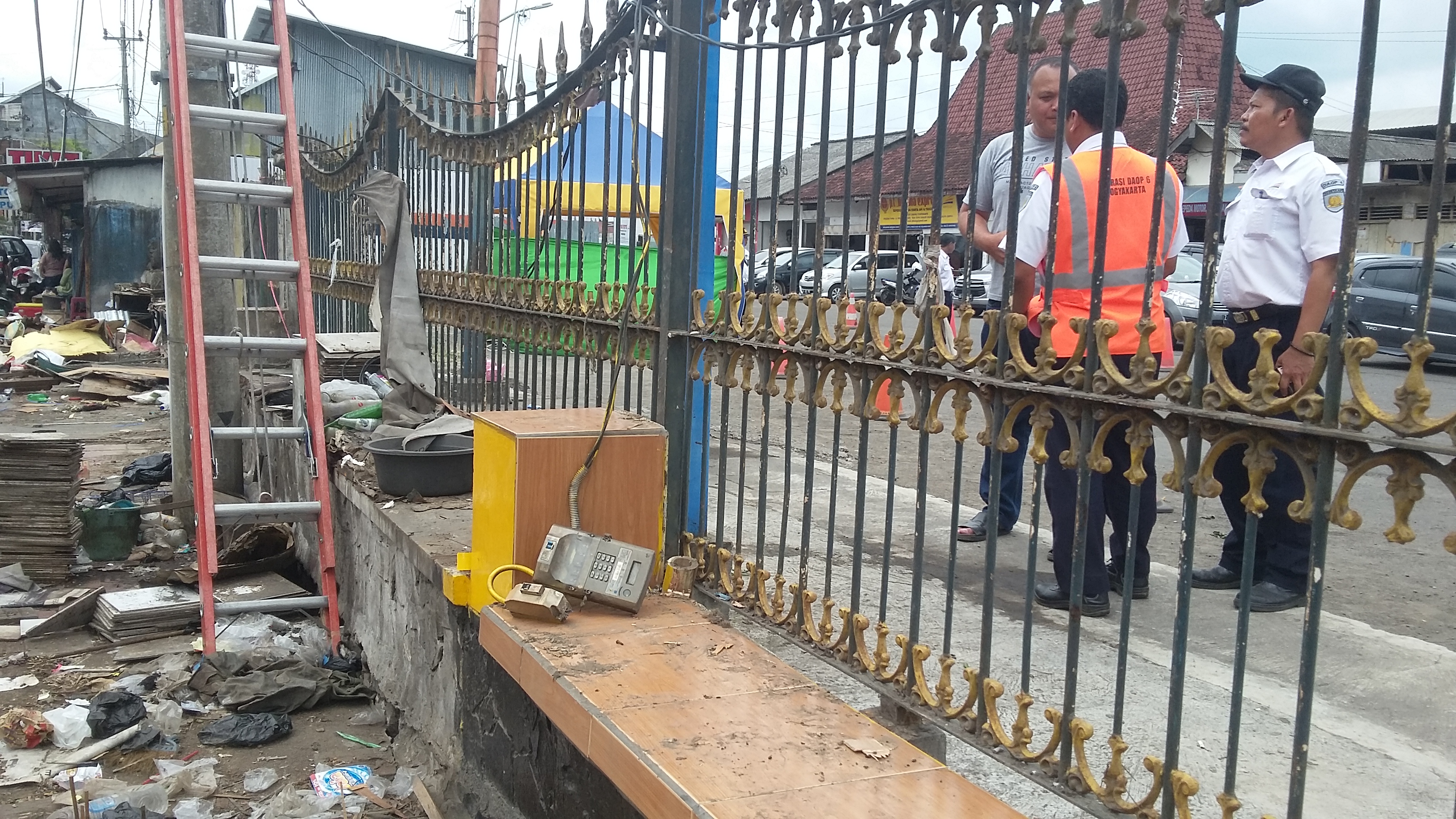 Ada Meteran Listrik di Lapak PKL Selatan Stasiun Tugu