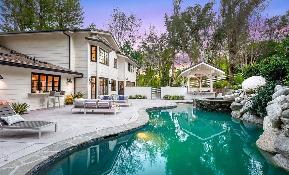 Punya Bioskop, Intip Rumah Miley Cyrus yang Dijual Rp104 Miliar