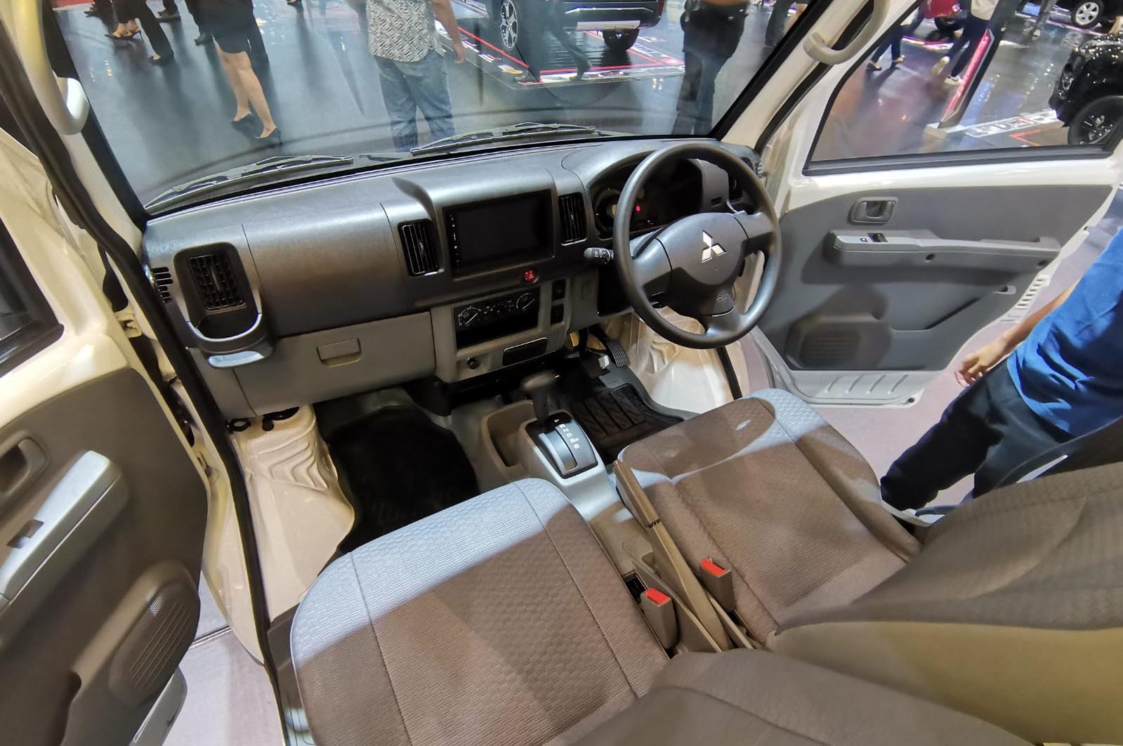 Jokowi Test Drive Mitsubishi Minicab MiEV, Cek Harganya