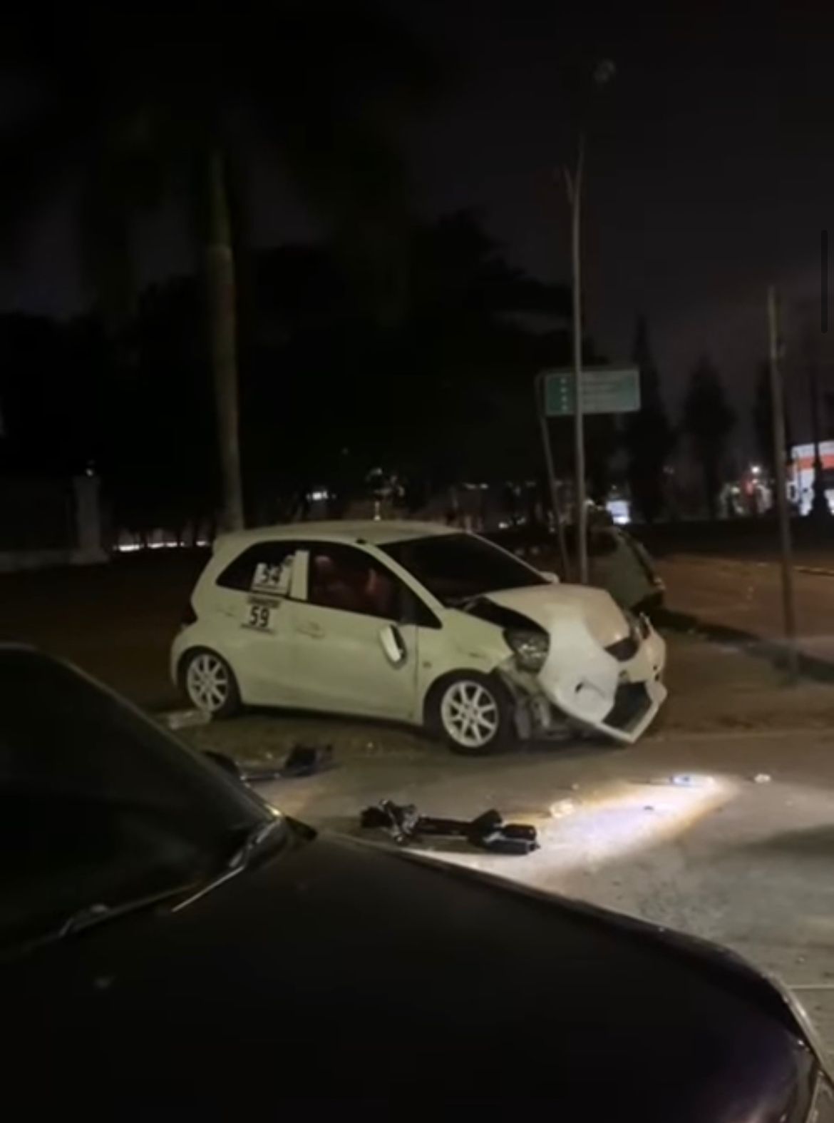 Viral, Pemuda Tabrakkan Mobilnya ke Mobil Lain di Stadion Pakansari Hingga Rusak Parah