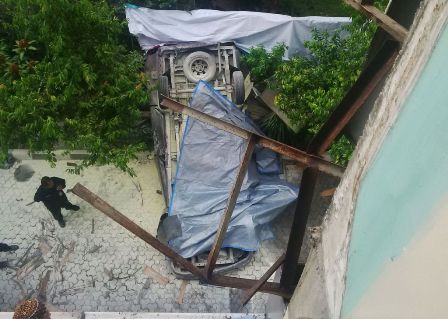 Toyota Kijang Jatuh dari Lantai Tiga Gedung Ditjen Migas