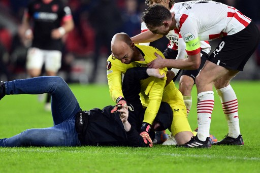 Jotos Kiper Sevilla, Fans PSV Eindhoven Dapat Hukuman Berat: 40 Tahun Dilarang ke Stadion