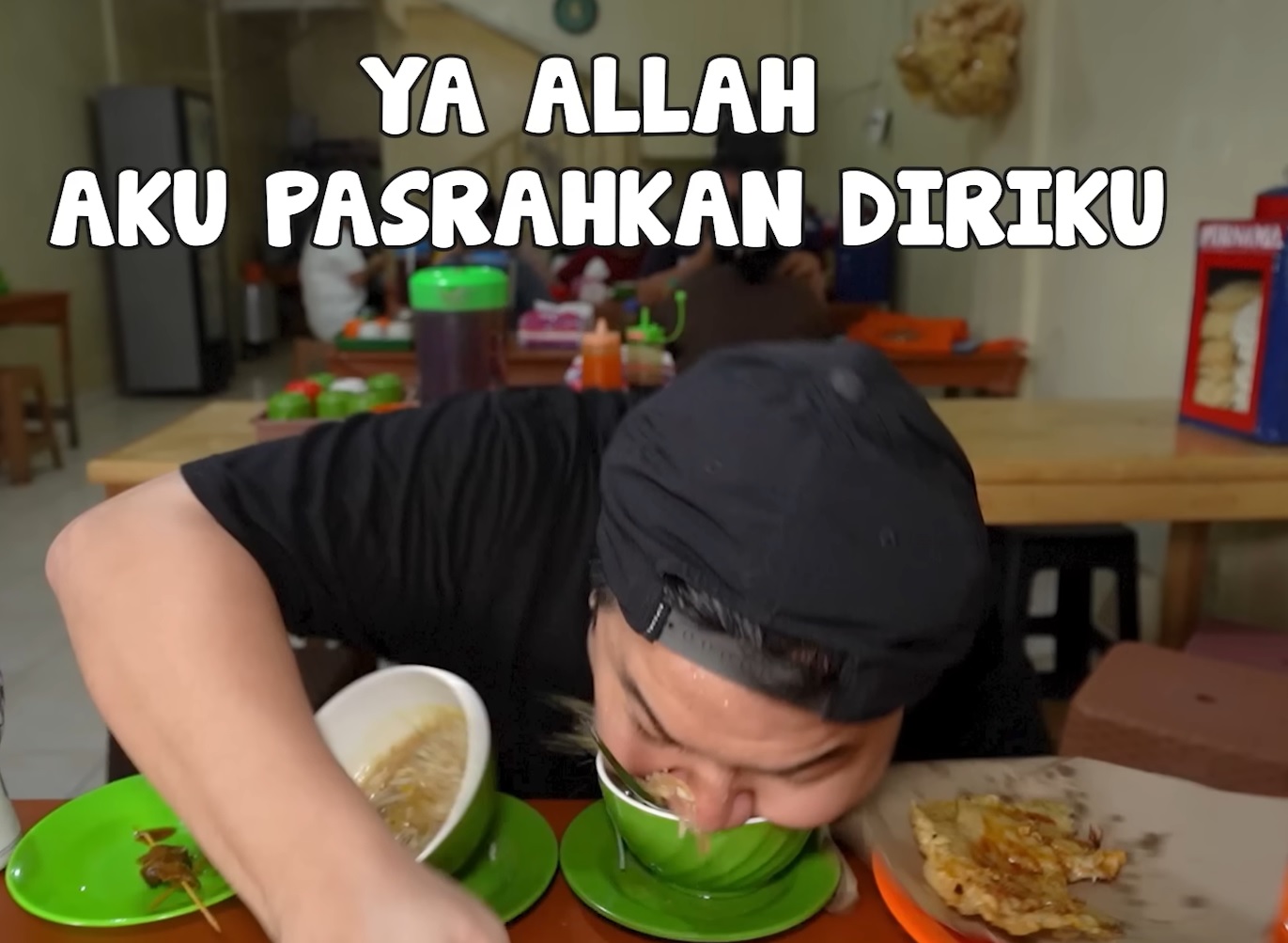 Brak! Begini Momen Kocak Nex Carlos Nyungsep ke Mangkuk Soto Gegara Kursi Patah