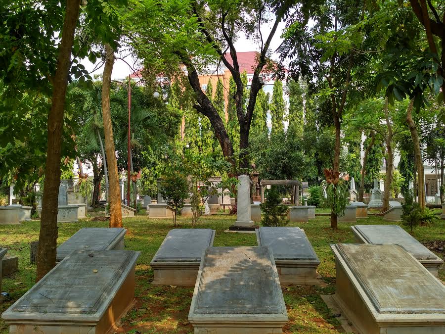 Menyisir Cerita di Makam Peninggalan Belanda