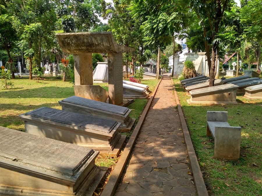 Menyisir Cerita di Makam Peninggalan Belanda