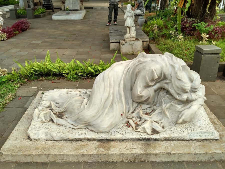 Menyisir Cerita di Makam Peninggalan Belanda