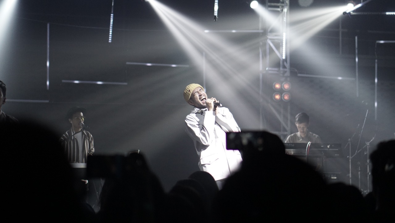Teddy Adhitya Rayakan Satu Tahun Album Debut Nothing Is Real
