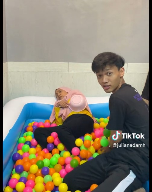 Kocak! TikTokers Ini Parodikan Mandi Lumpur Jadi Mandi Bola, Ekspresi Neneknya Juara