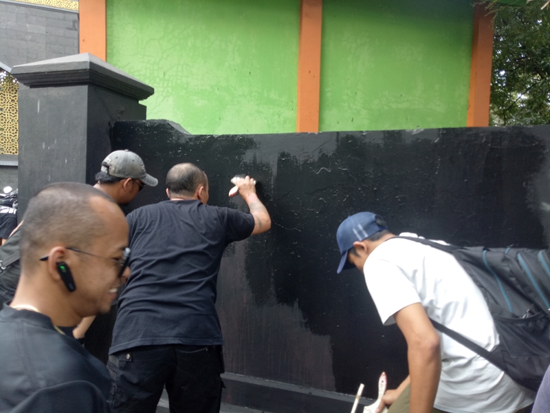 Kelompok Berbaju Hitam Rusak Cagar Budaya di Malang