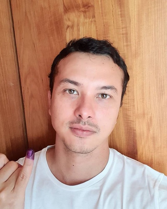 Nicholas Saputra Tepati Janji Unggah Swafoto Usai Nyoblos