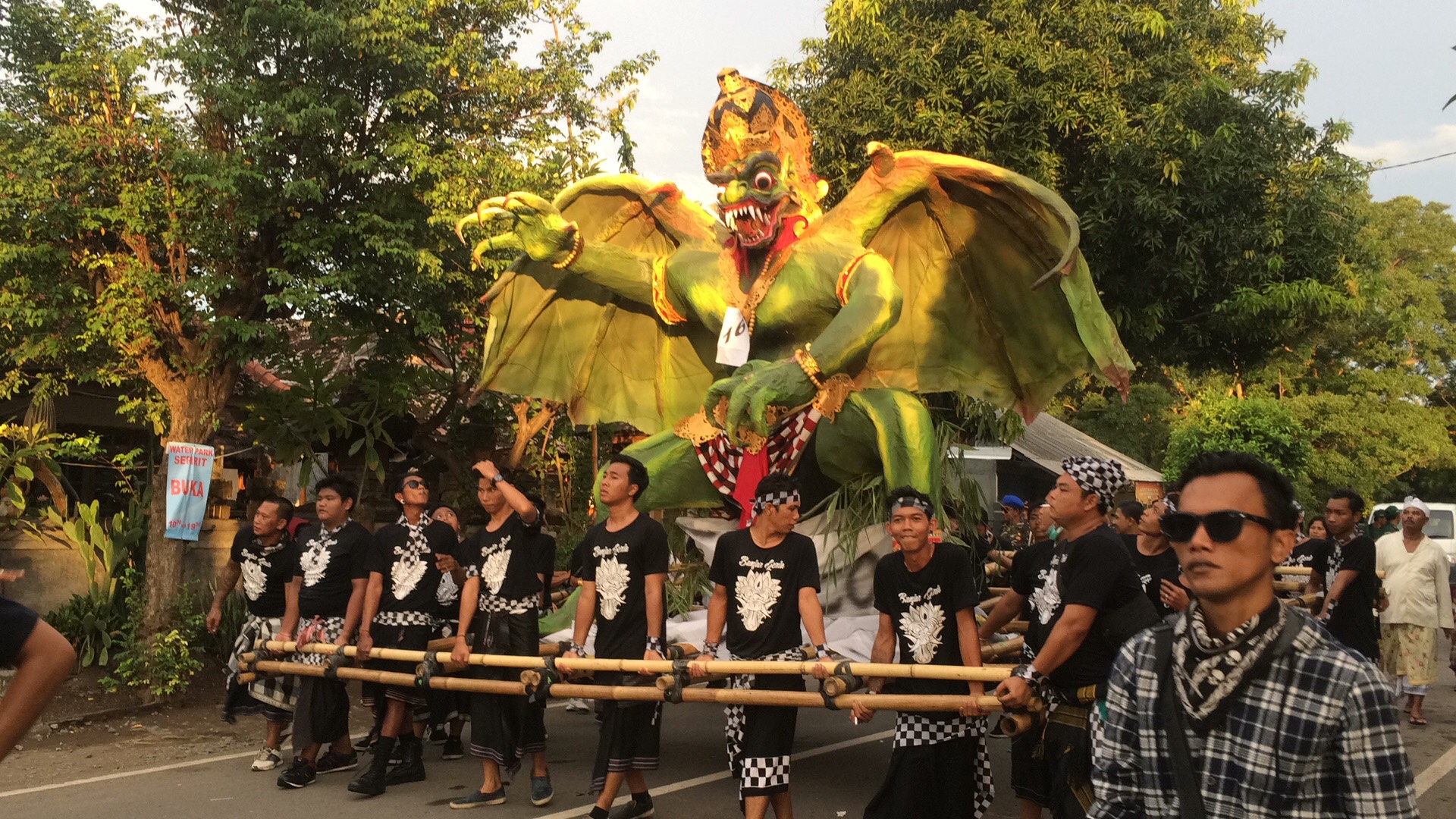 Umat Muslim Turut Kawal Pawai Ogoh-ogoh di Bali Utara