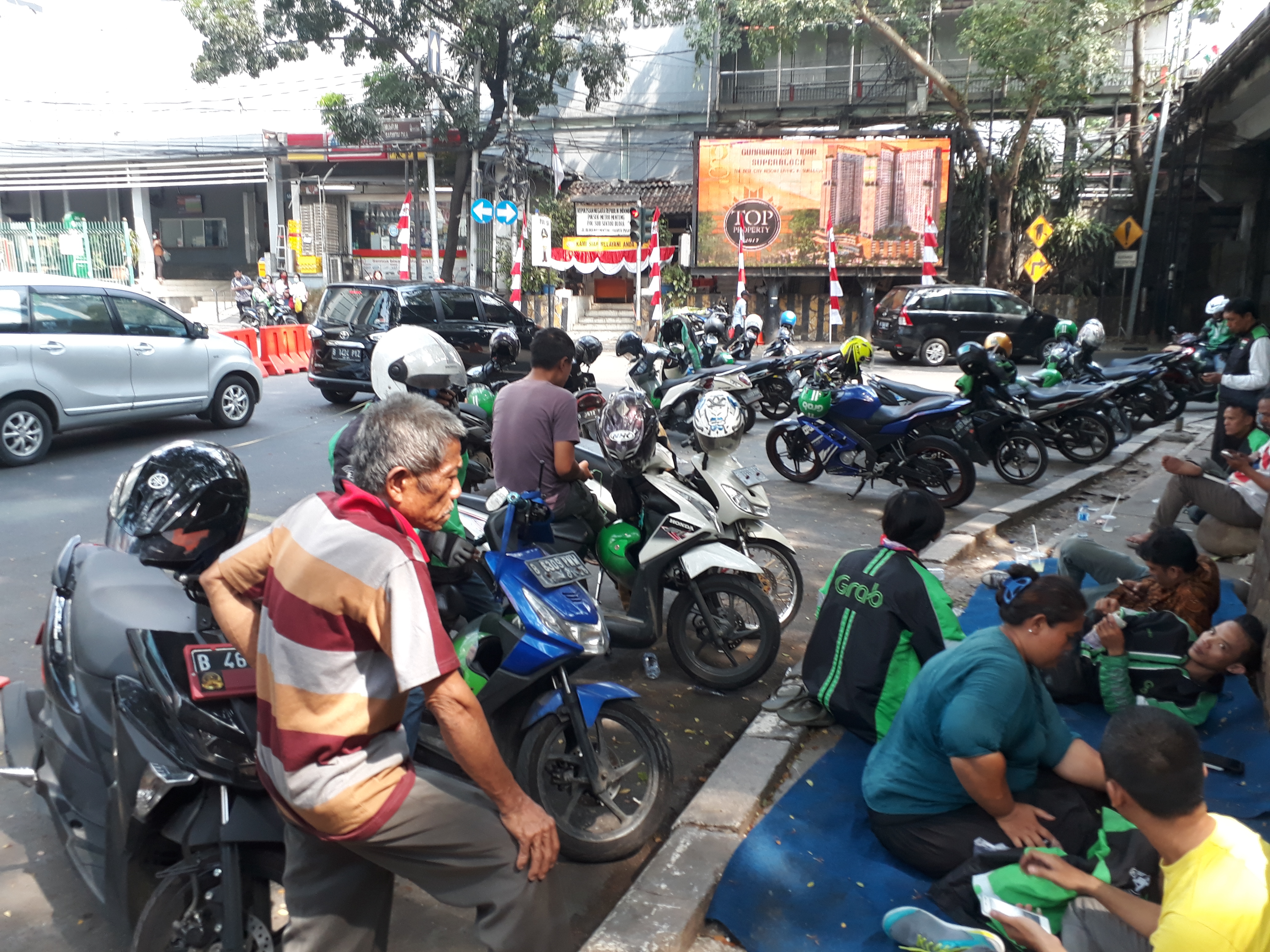 Ojek <i>Online</i> Duduki Trotoar Stasiun Dukuh Atas