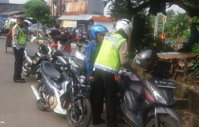 Belasan Pemotor Lawan Arus Ditilang di Kawasan Pasar Minggu