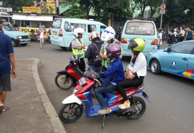 Belasan Pemotor Lawan Arus Ditilang di Kawasan Pasar Minggu