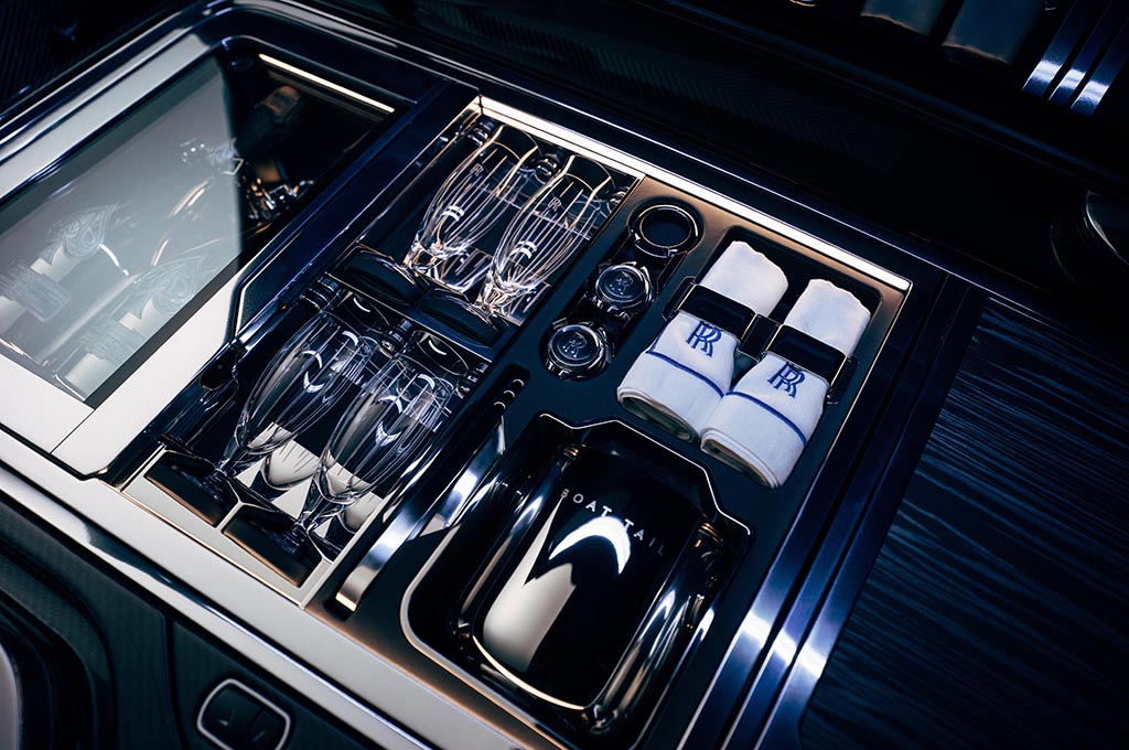 Rolls-Royce Produksi Mobil dengan Dilengkapi Meja Bar
