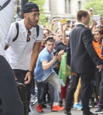 Fan Ini Nekat Menerobos Keamanan Demi Berfoto dengan Benzema