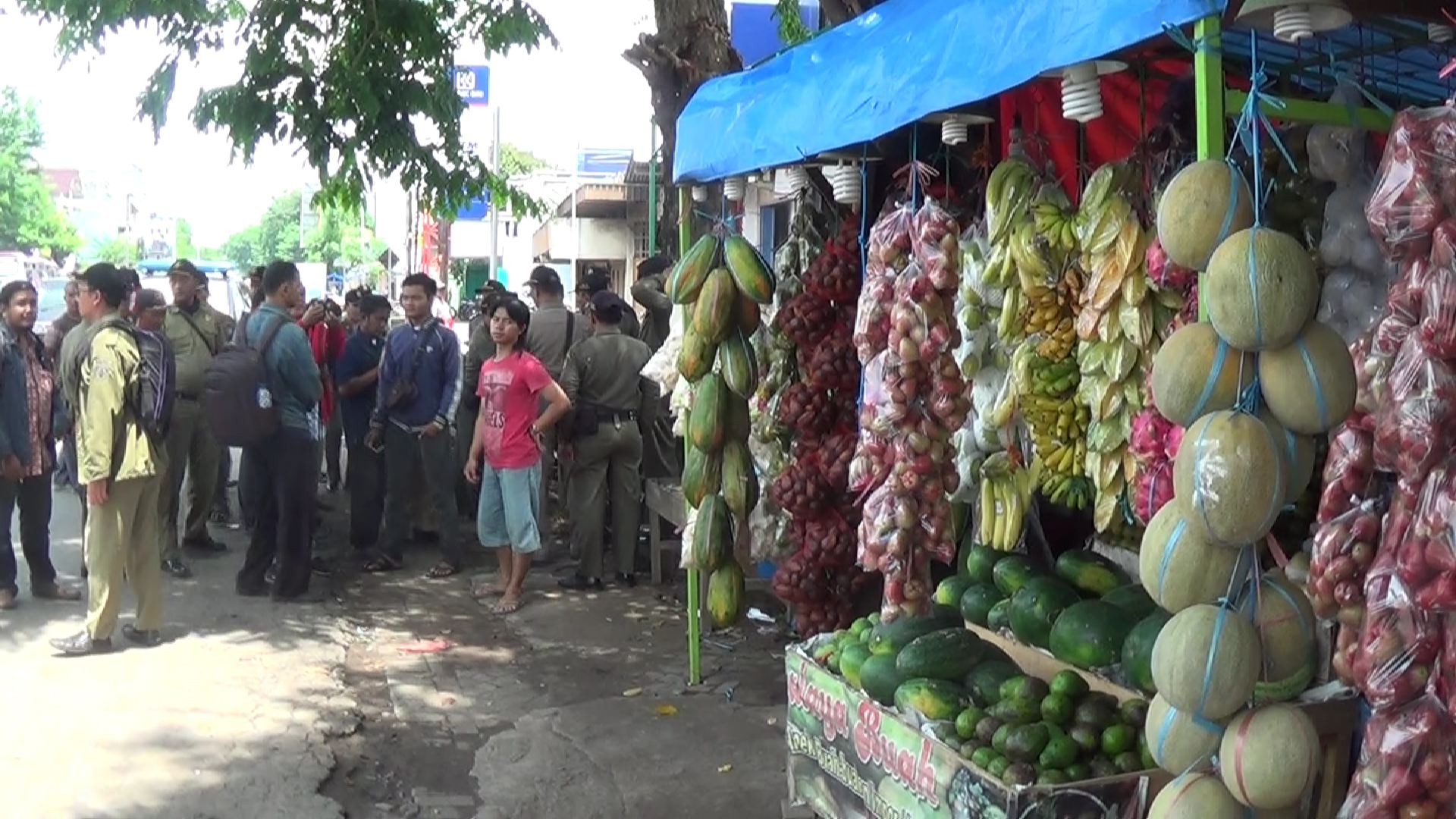 Ditunggui Pedagang, Satpol PP Urung Bongkar Lapak