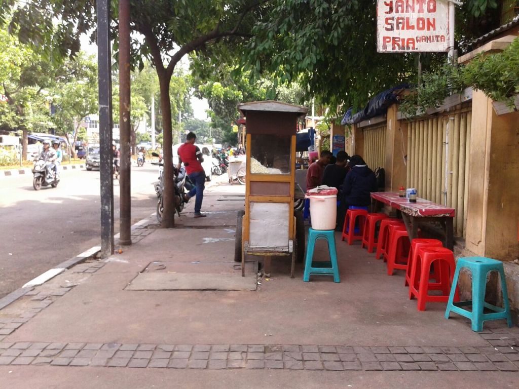 Giliran Trotoar Pasar Senen Dijajah PKL