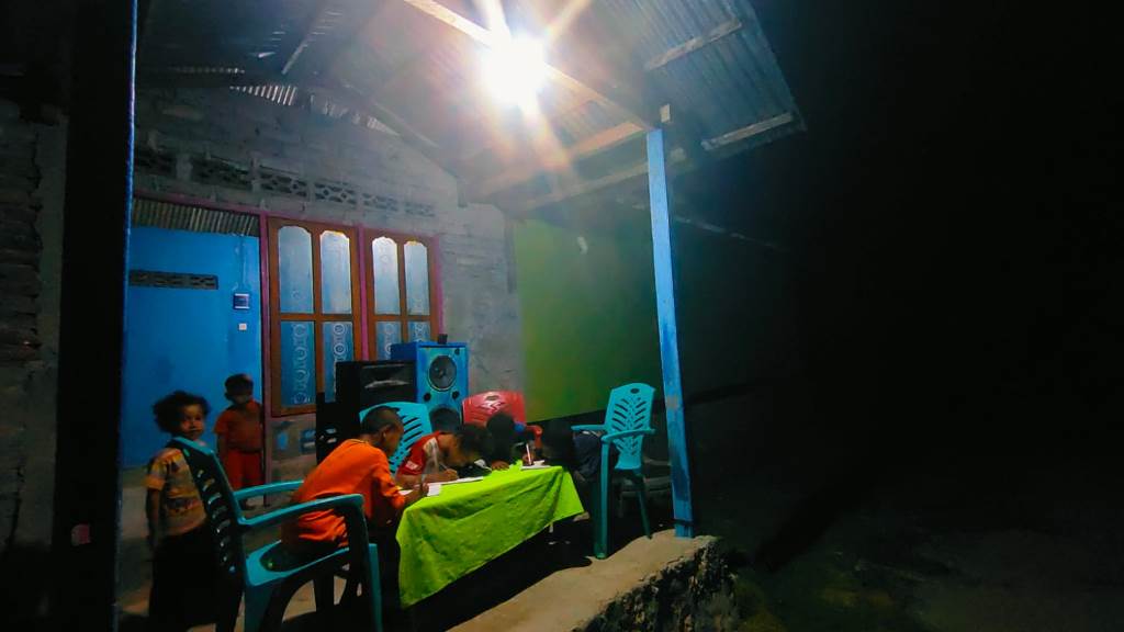 Negara Hadir, PLN Terangi Masyarakat Enam Desa di Empat Kabupaten NTT