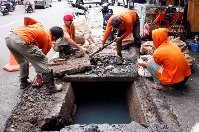 Pasukan Oranye dan Potret Nasib Pekerja Kasar