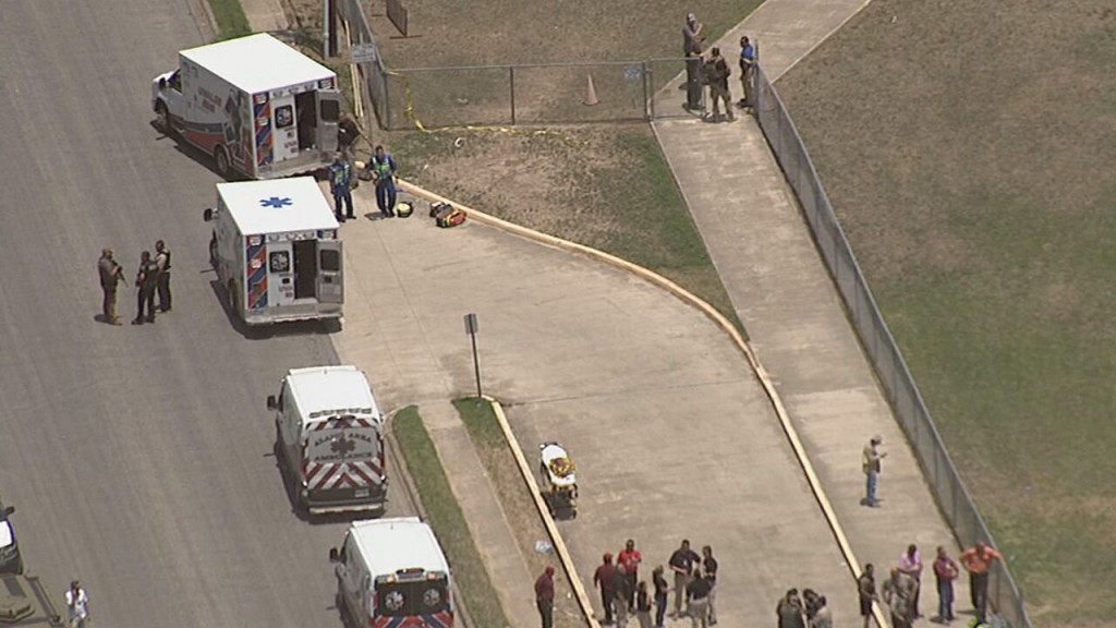Deretan ambulans di lokasi penembakan di sekolah Robb Elementary, Texas, Amerika Serikat. Foto: SBG