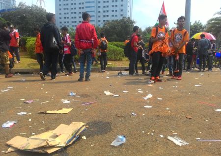 Sampah Demo The Jakmania, Pemulung: Lumayan Botolnya Banyak!