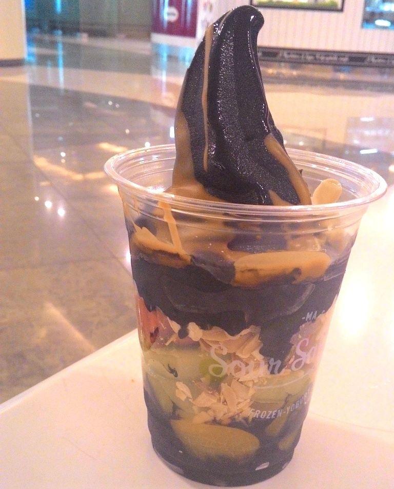 Sour Sally Ciptakan Yogurt Hitam Pertama di Dunia