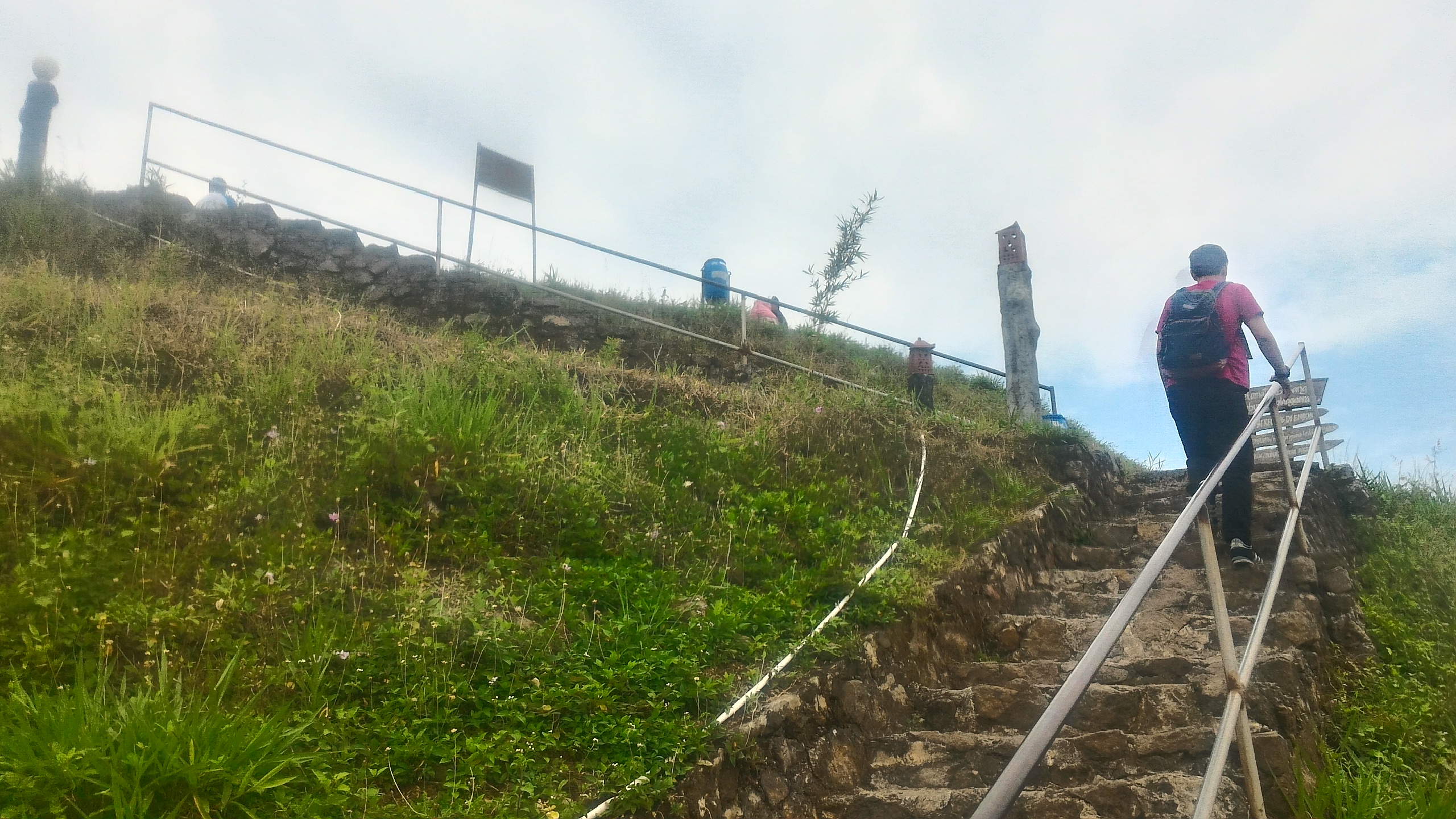 Menikmati Keindahan Gunung Api Purba di Atas Embung Ngelanggeran