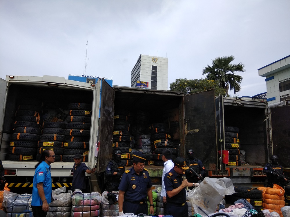 Penyelundupan 874 Bal Pakaian Bekas Terbongkar
