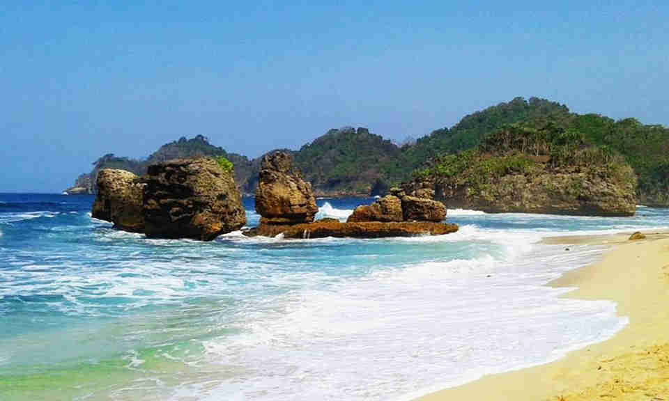 Sempat Diterobos Rombongan Wali Kota Malang, Yuk Intip Pesona Pantai Kondang Merak