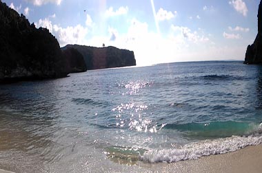 Pesona Eksotis Pantai Lawar di Sumbawa Barat