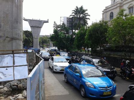 Papan Reklame Roboh di Tendean, Arus Lalin Kedua Arah Dialihkan