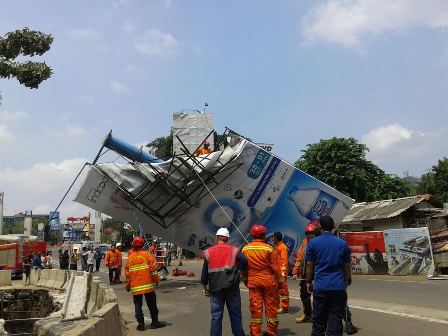 Papan Reklame Roboh di Tendean, Arus Lalin Kedua Arah Dialihkan
